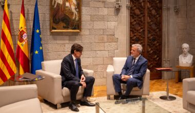 Salvador Illa recupera la bandera española al lado de la 'senyera' en su reunión con Jaume Collboni en la Generalitat