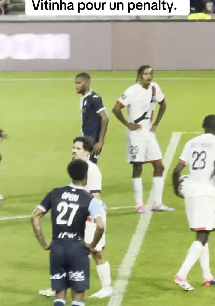 Dembele wanted to take the penalty but Vitinha opposed to give RKM confidence.