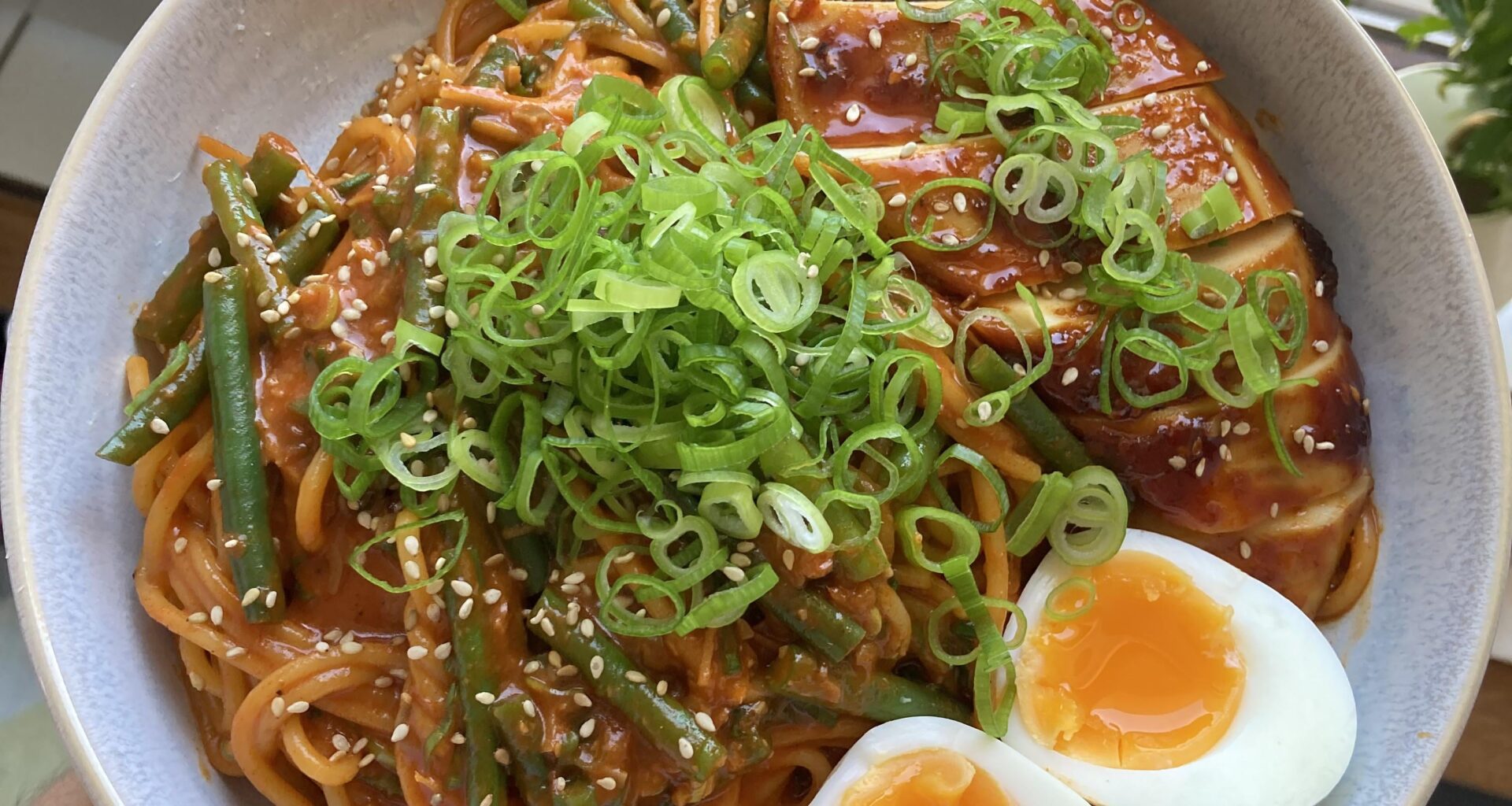 Freestyle Gochujangpasta mit marinierter Hähnchenbrust