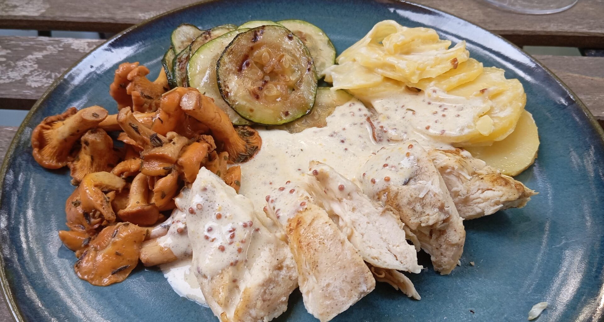 Chicken breast with a whole-grain mustard sauce, chanterelles, grilled zucchini, potato gratin (plating advice appreciated)