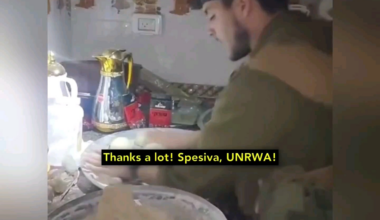 Des soldats Israëliens ont diffusé sur les réseaux sociaux des images d'eux-mêmes en train de cuisiner dans la maison d'un Palestinien déplacé à Gaza, en utilisant des sacs de farine volés de l'UNRWA.