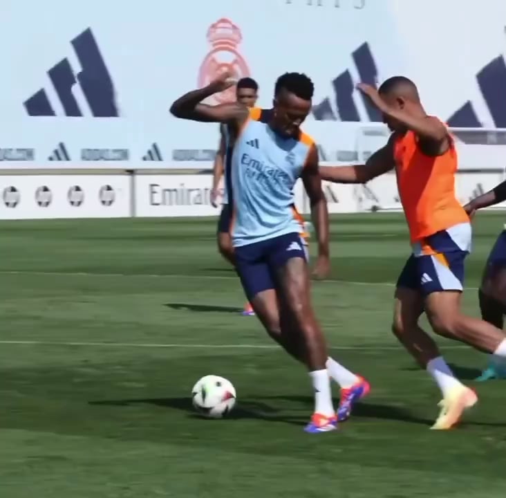Eder Militão vs Kylian Mbappé.
