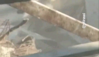 Sur Instagram, des soldats Israëliens se filment en train de rouler au bulldozer sur des cimetières, des cadavres et une ferme de poulets les tuant par dizaine. La légende en hébreu : "Parce que tu ne m'as pas invité à l'enterrement"