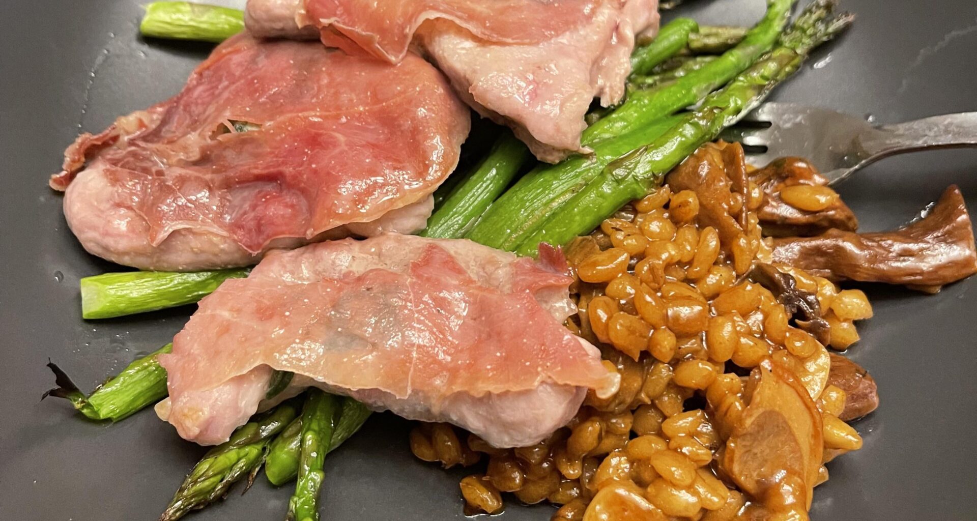 [🏴󠁧󠁢󠁥󠁮󠁧󠁿] my take on saltimbocca, with dried mushroom barley risotto and grilled asparagus