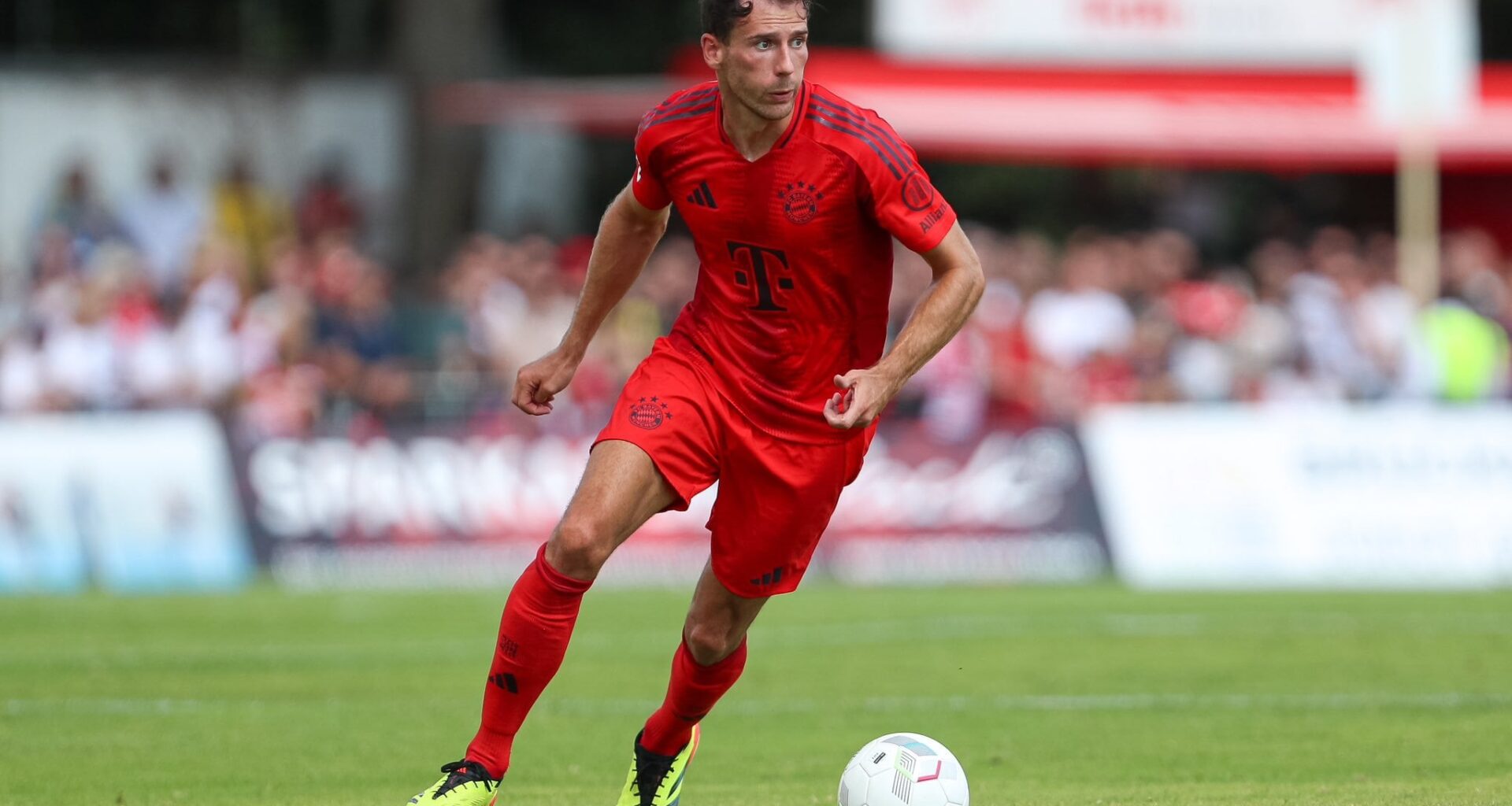 Bayern want to offload Goretzka before deadline day and are upping the pressure on him to leave, hence his exclusion from the squad today. Kompany has other plans in midfield. As of now, there's no price tag for Goretzka. From the club, it is said that the most important thing is that he leaves.
