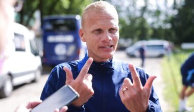 Schalke-Trainer Geraerts erläutert Torwart-Entscheidung: "Die Entscheidung war 51 zu 49 Prozent, wirklich nicht einfach. Aber am Ende war die Leistung für mich von Justin in der Vorbereitung sehr gut. Er hat mir gezeigt, dass er bereit ist für den nächsten Schritt."
