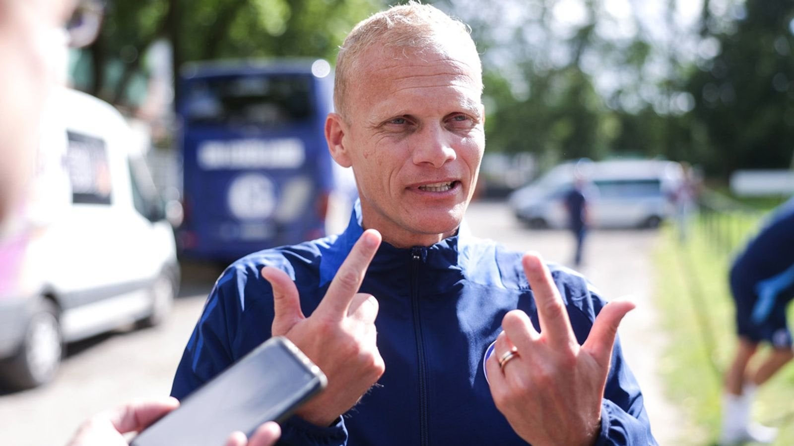 Schalke-Trainer Geraerts erläutert Torwart-Entscheidung: "Die Entscheidung war 51 zu 49 Prozent, wirklich nicht einfach. Aber am Ende war die Leistung für mich von Justin in der Vorbereitung sehr gut. Er hat mir gezeigt, dass er bereit ist für den nächsten Schritt."