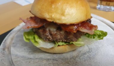 Entrecote patty on brioche bun with black truffle mayo
