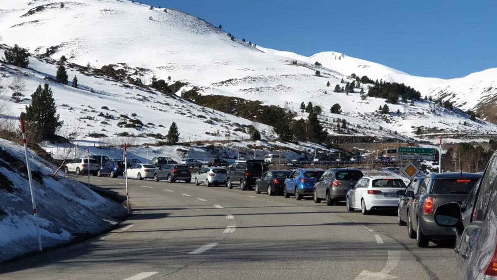 Comerciants del Pas preocupats per com afectaria el turisme francès de compres la vinyeta als cotxes