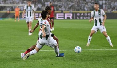 Bayer 04 Leverkusen hat den Liga-Auftakt in Mönchengladbach durch einen Strafstoß in der elften Minute der Nachspielzeit 3:2 gewonnen. Begünstigt durch einen umstrittenen VAR-Einsatz, der Schiedsrichter Robert Schröder einen Beweis lieferte, der am Ende keiner war.