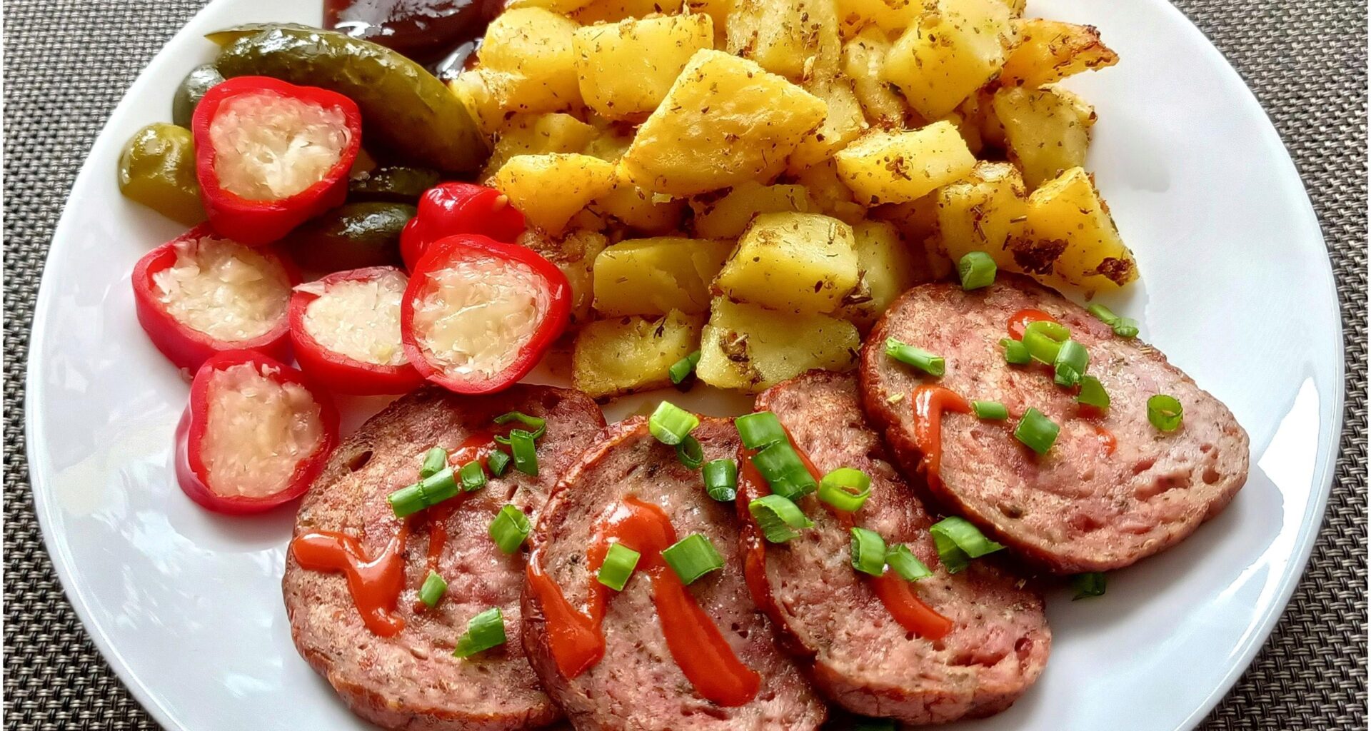 Roasted meatloaf with chili sauce, roasted potatoes with rosemary and garlic, peppers stuffed with cabbage and barbecue sauce.
