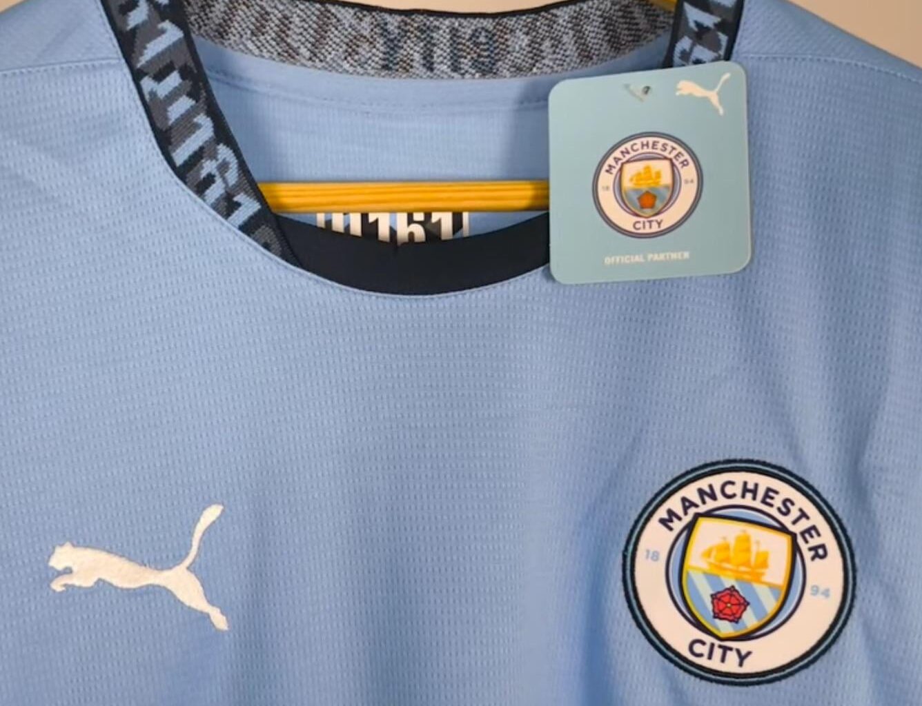 Anyone that has this years home kit how does the neck fit is it loose or does it fit snug