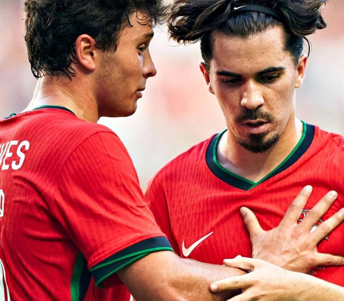 We will see these two together with the red and blue colors under the lights of the Parc. 🤩🤩🤩