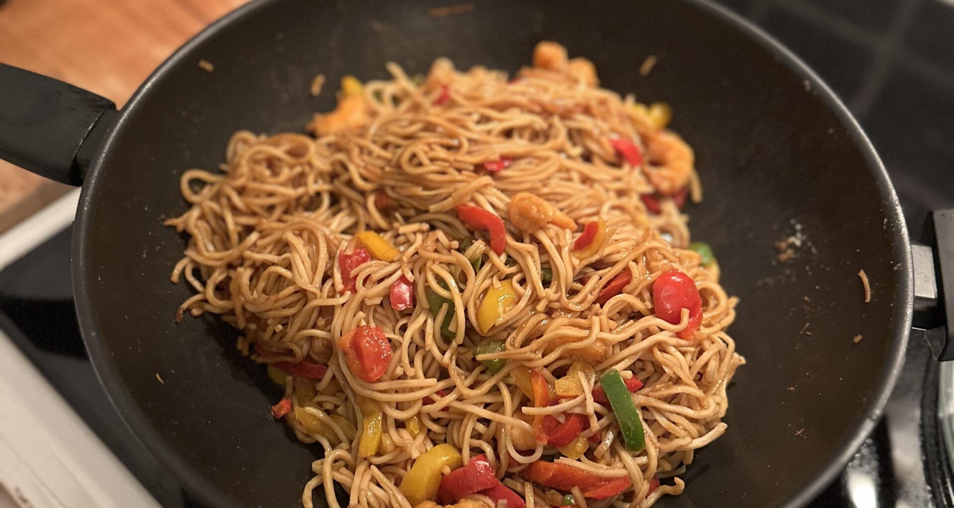 Stir fry noodles with scampi and peppers