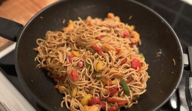 Stir fry noodles with scampi and peppers