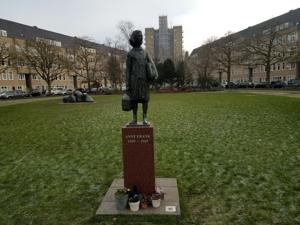 Anne-Frank-Statue im Amsterdamer Park erneut mit pro-palästinensischen Graffiti beschmiert