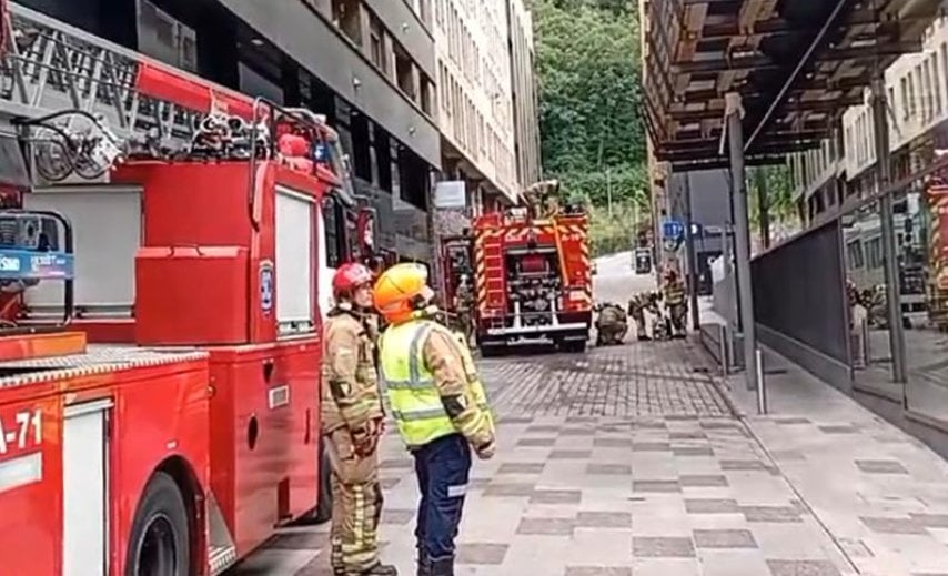 Controlat l'incendi d'un edifici a l'avinguda Carlemany