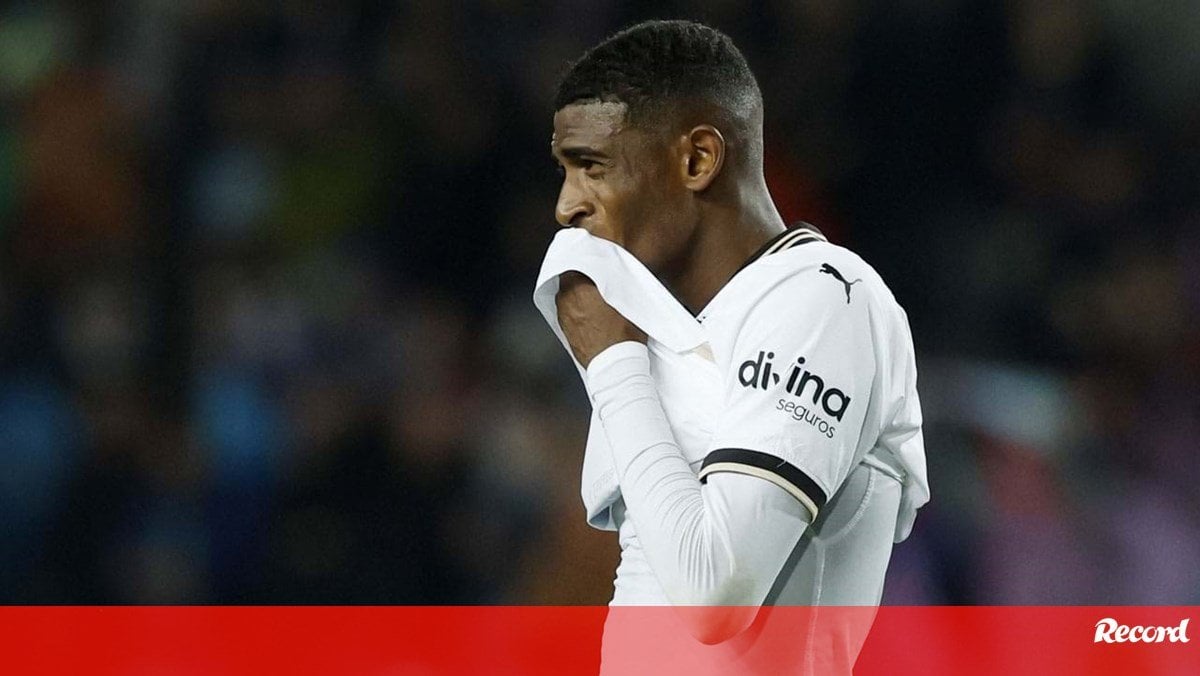 Espanhóis garantem que Valencia rejeitou 20 milhões de euros do FC Porto por Cristhian Mosquera
