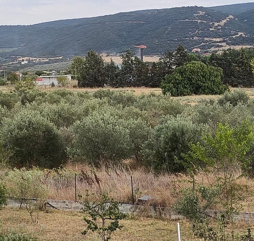 Γιατί το νερό από τα ελικόπτερα είναι μαύρο ενώ το νερό από τα αεροπλάνα είναι κανονικό;