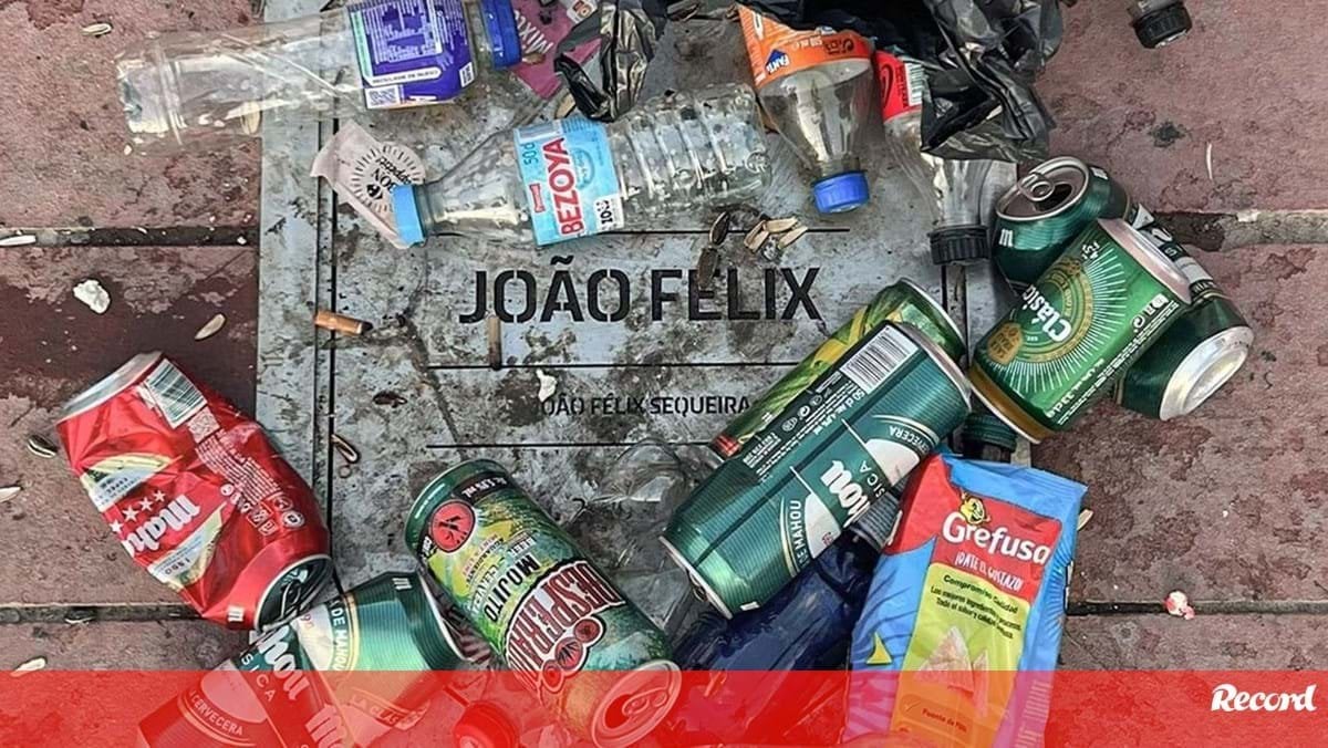 De garrafas esmagadas a cigarros: placa de João Félix no At. Madrid (novamente) vandalizada por adeptos
