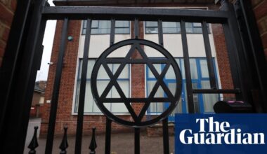 Des forums d'extrême droite utilisés pour planifier des émeutes au Royaume-Uni encouragent les attaques antisémites [Anglais - The Guardian]