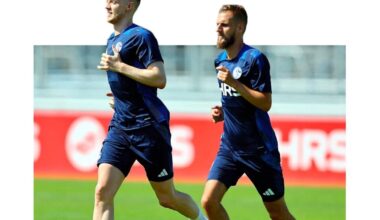 Der Streit mit den suspendierten Schalke Profis eskaliert intern. Drexler und Baumgartl beklagen, dass ihnen zwischenzeitlich nicht einmal Wasser zur Verfügung gestellt wurde. Die Bälle sollen aus der Fußballschule gestammt haben - und waren angeblich nicht einmal aufgepumpt.
