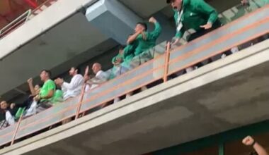 Imagens do Nuno Santos (e do Mateus Reis) a baterem no vidro que acabou por partir e cair em cima de uma adepta