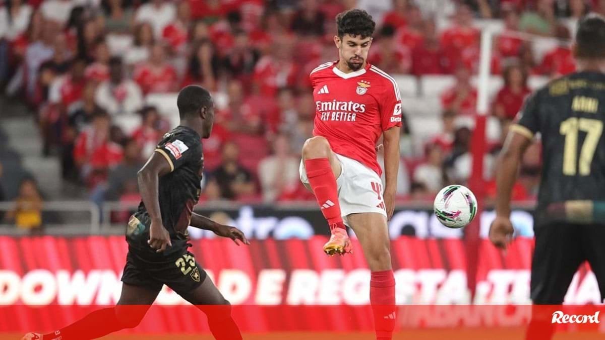 [Record] Tomás Araújo will not leave Benfica this summer. After refusing a 30M bid from Crystal Palace his name has been associated in recent hours with PSG & Chelsea, our newspaper asked for clarification and SAD has already made it known that any negotiations with Benfica are off limits