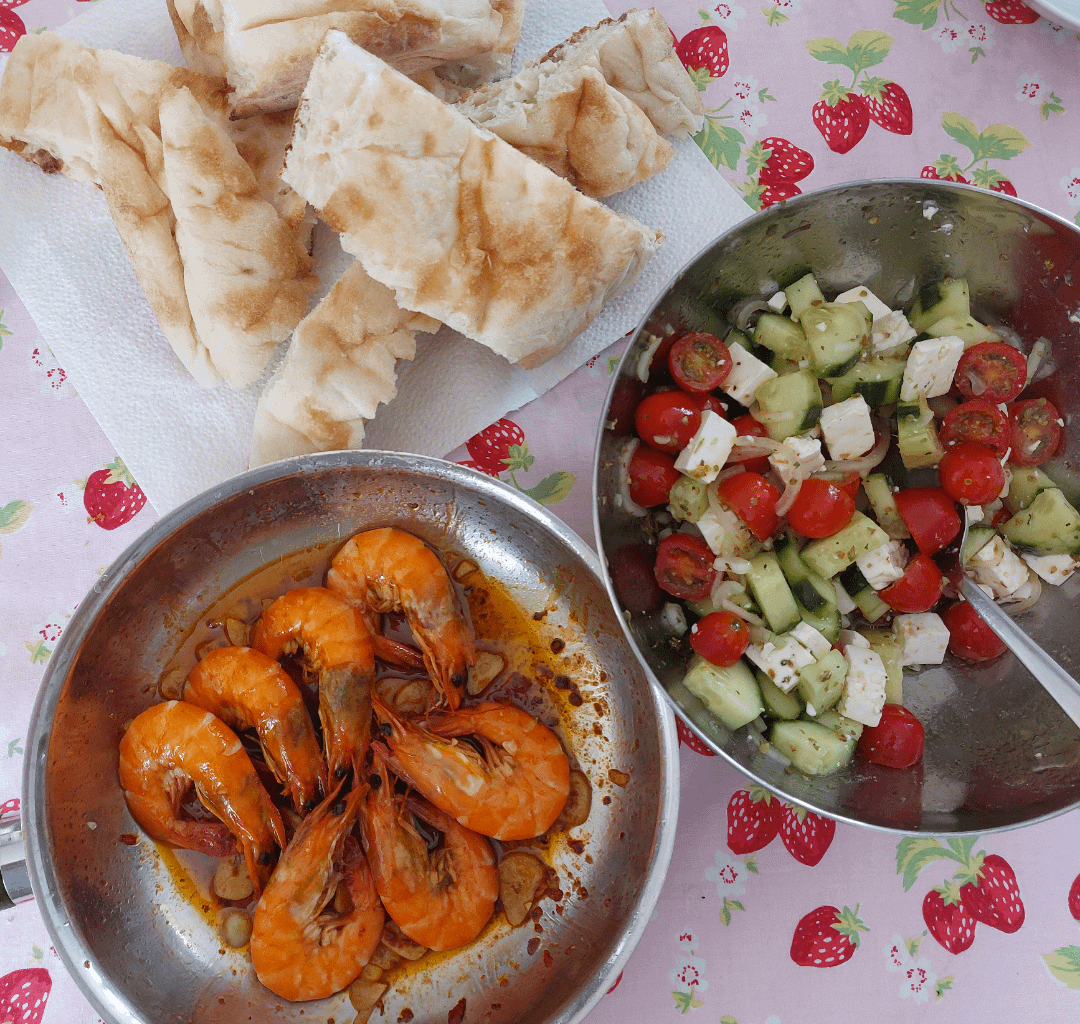 Oily garlic chili shrimps, salad and flatbread.