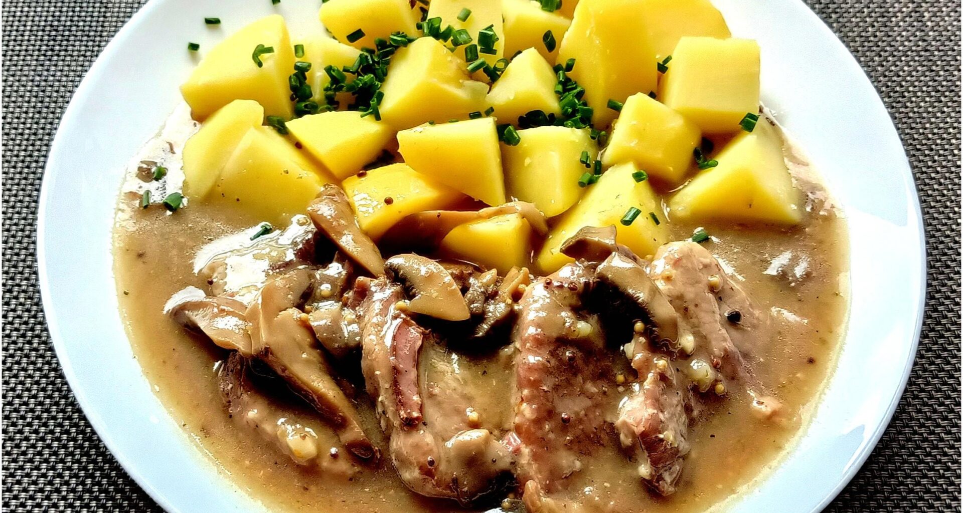 Pork leg on mushrooms in the style of roast beef, boiled potato.
