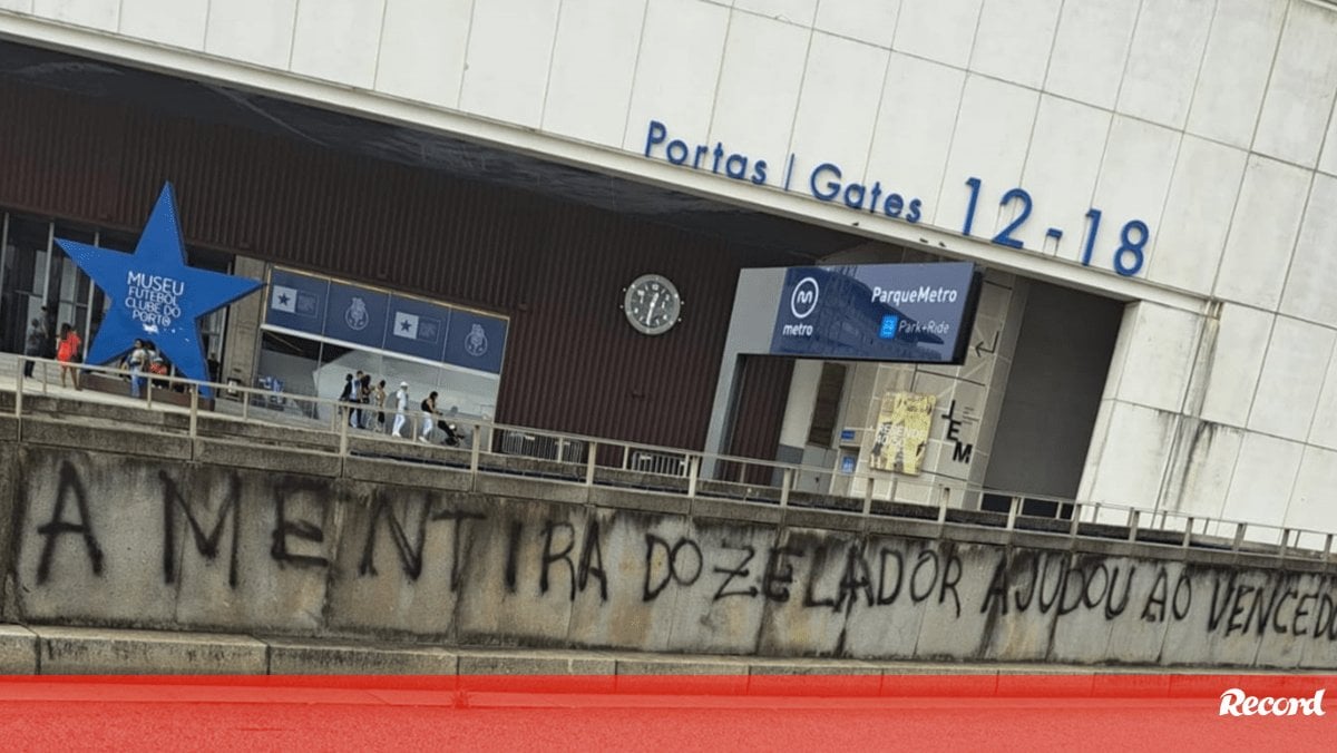 «A mentira do zelador ajudou ao vencedor»: a mensagem dos Super Dragões no exterior do Dragão