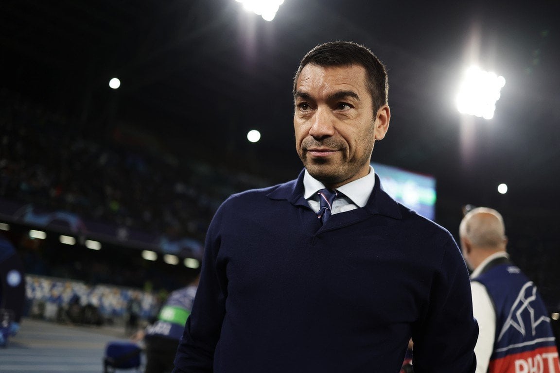 Van Bronckhorst maakt debuut als trainer van Besiktas met 0-5 slachting tegen Galatasaray en pakt meteen eerste prijs