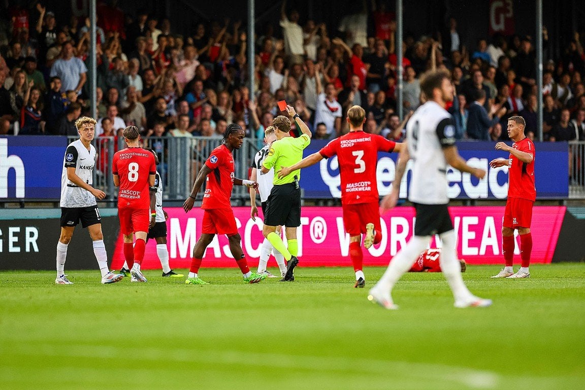 AZ overleeft domme rode kaart bij Almere City door nog dommere rode kaart: 0-1