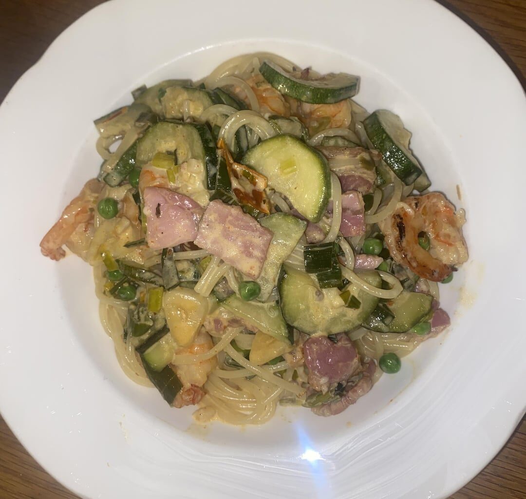[England🏴󠁧󠁢󠁥󠁮󠁧󠁿] spaghetti in a parmesan cream sauce with veggies, prawns & bacon