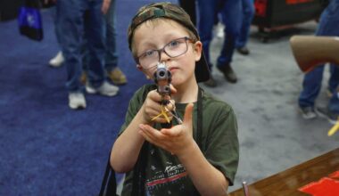 Un petit enfant américain pendant le congrès de la NRA.