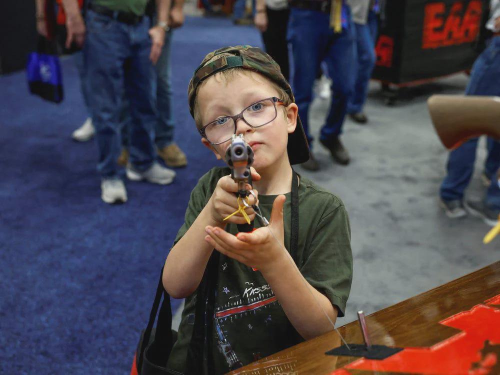 Un petit enfant américain pendant le congrès de la NRA.