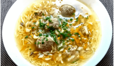 Chicken broth with dumplings and Tyrolean liver (like sirloin) and bourison dumpling. And mom's bun recipe. Fruit - a mixture of apricots and currants.
