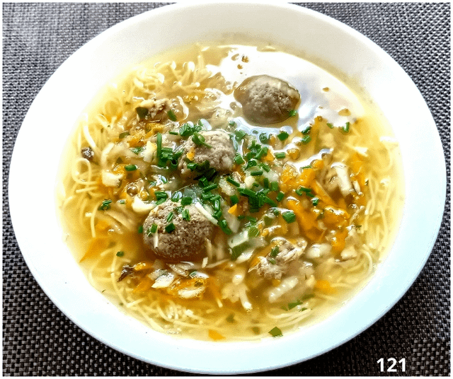 Chicken broth with dumplings and Tyrolean liver (like sirloin) and bourison dumpling. And mom's bun recipe. Fruit - a mixture of apricots and currants.
