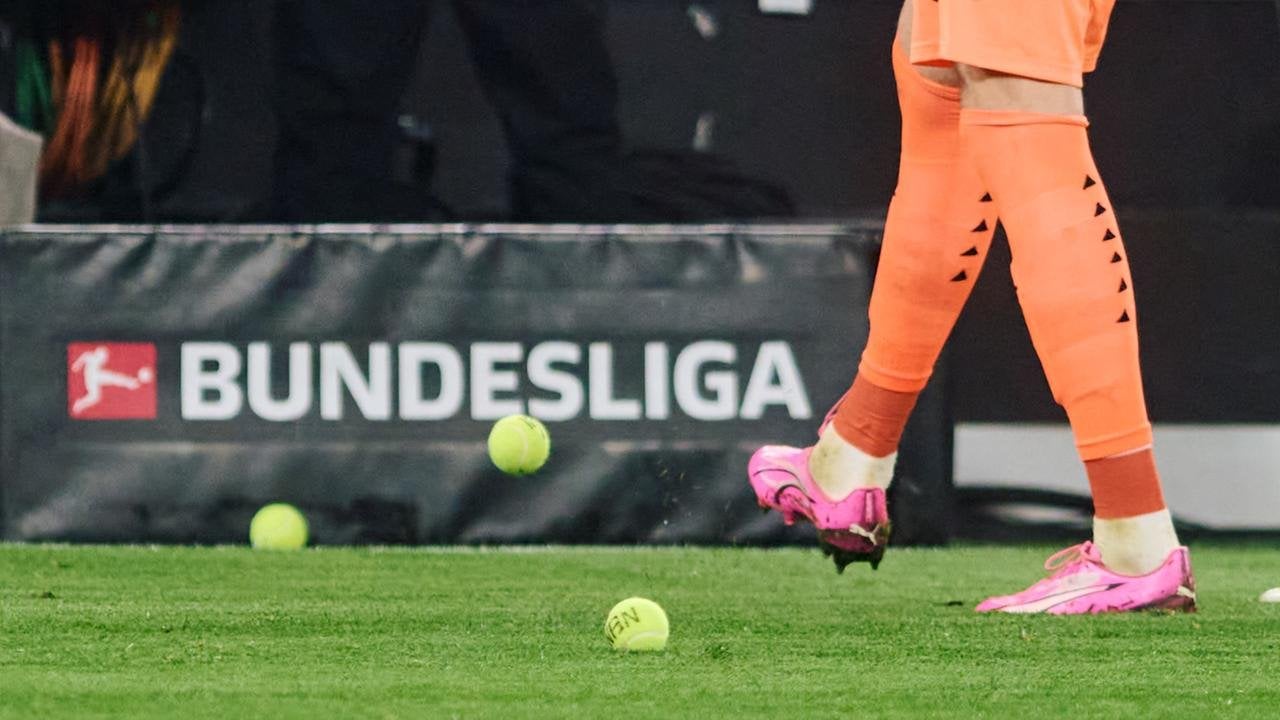 Fan-Vereinigung "Unsere Kurve" formuliert gegenüber DFL fünf Forderungen: Kein "Weiter so" mit dem VAR, legale Pyrotechnik ermöglichen, frühzeitige Terminierung der Spiele, sozialverträgliche Ticketpreise sowie Datenschutz einhalten.