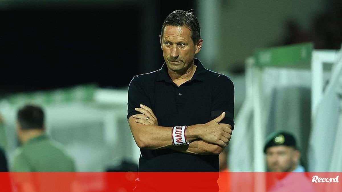 Benfica informa CMVM que iniciou negociações para terminar contrato com Schmidt