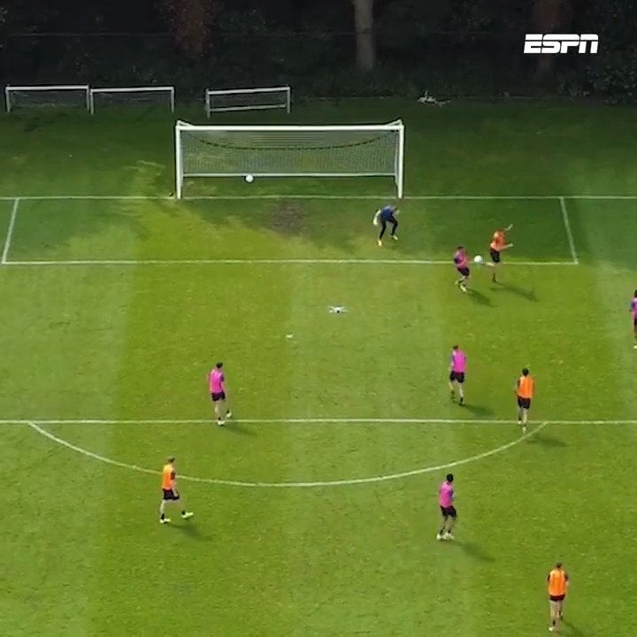 [ESPN] Michiel Kramer scores an unreal backheel goal during training