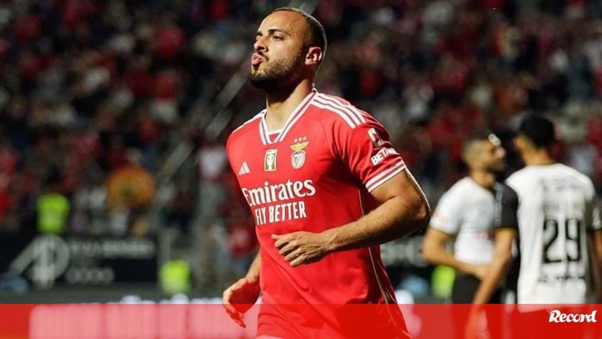 Arthur Cabral a um passo do Brentford. Empréstimo do Benfica com compra obrigatória em função de objetivos