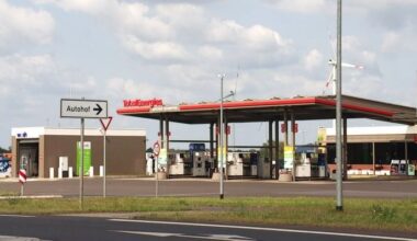 100 Fans von Hertha BSC plündern Tankstelle in Neuruppin
