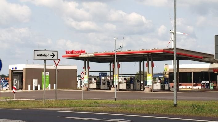 100 Fans von Hertha BSC plündern Tankstelle in Neuruppin