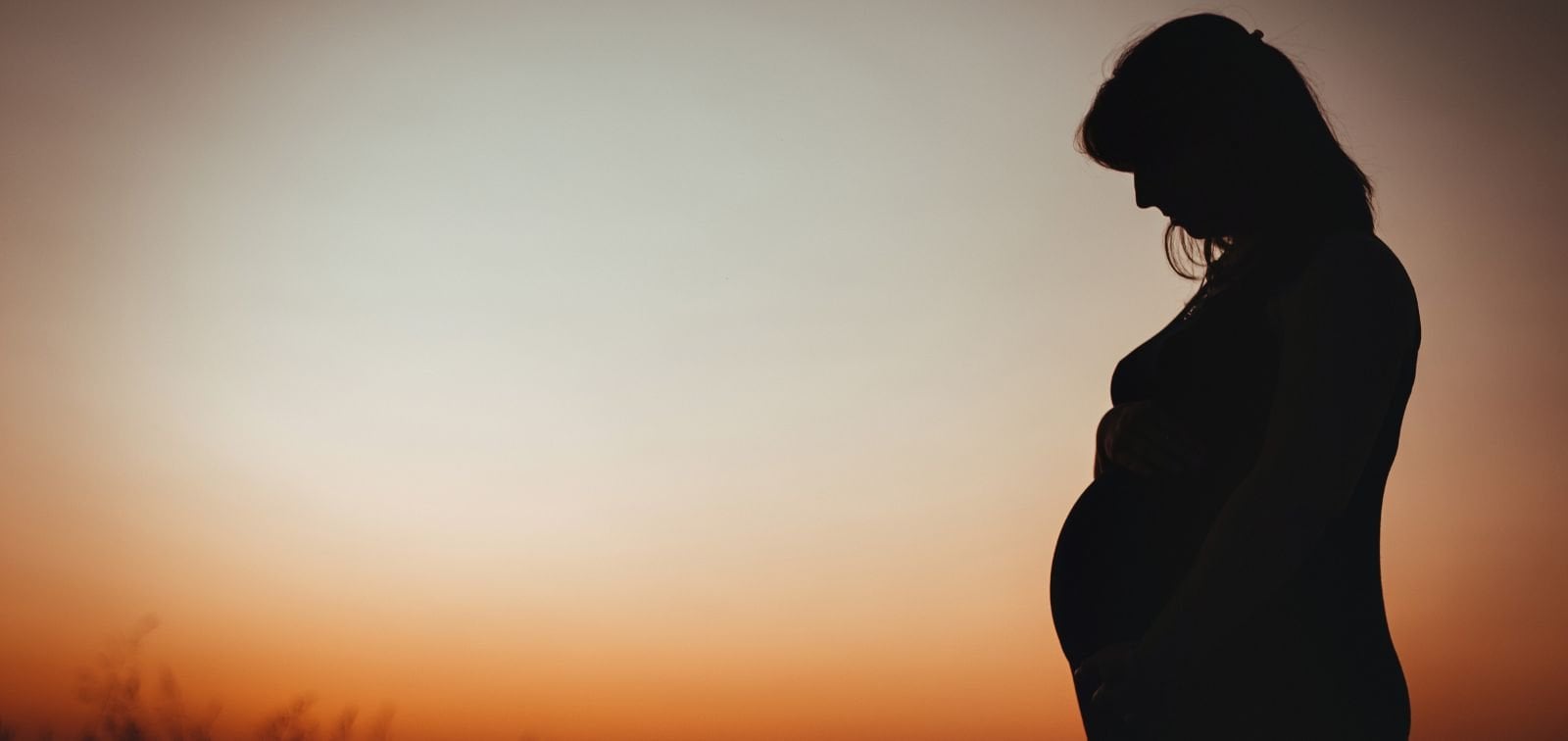 Un home va empentar la seva exparella embarassada de 29 setmanes contra un cotxe