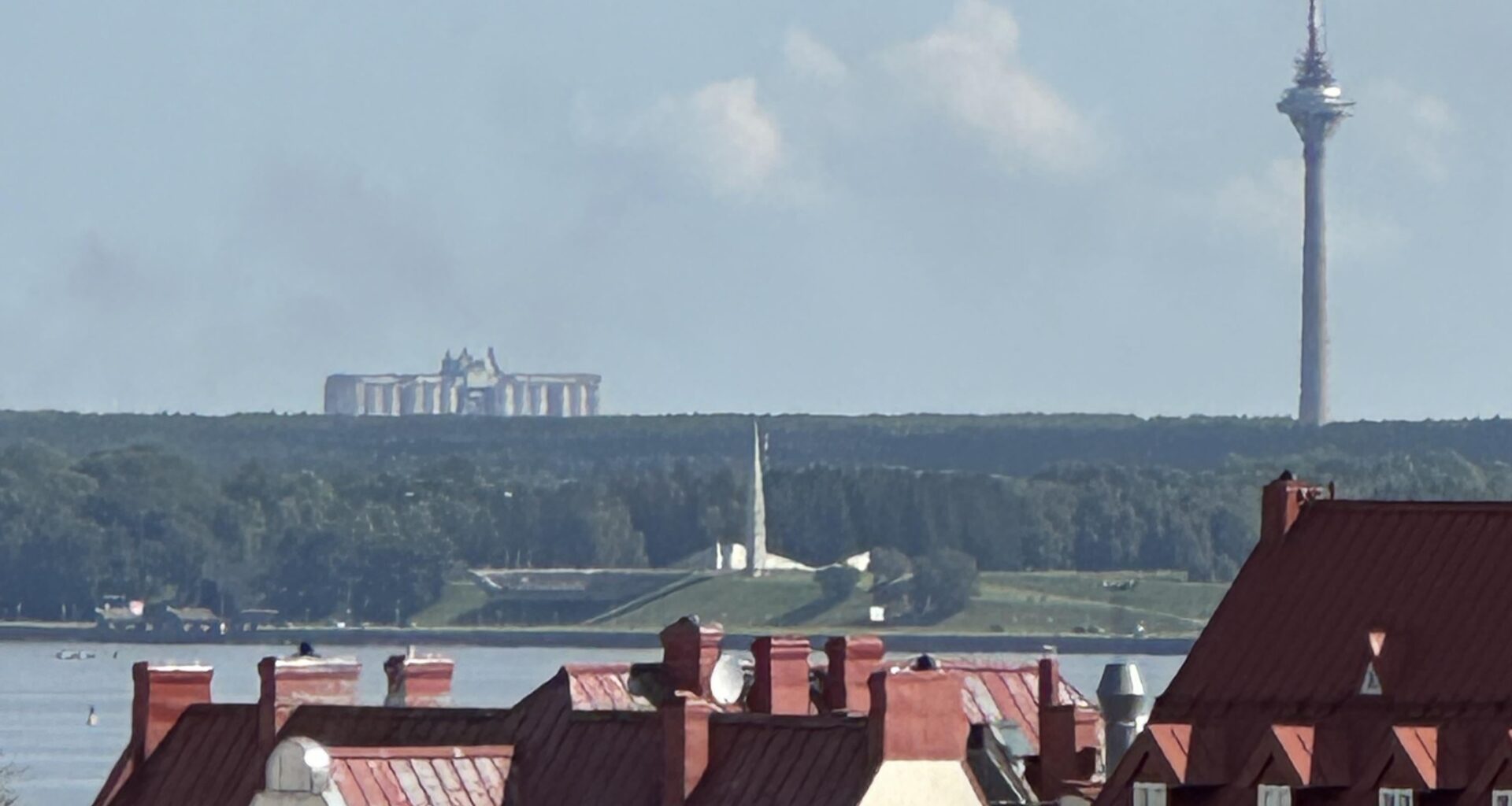 Hi! Can someone help me find out what the huge building behind the Maarjamäe Memorial is ?