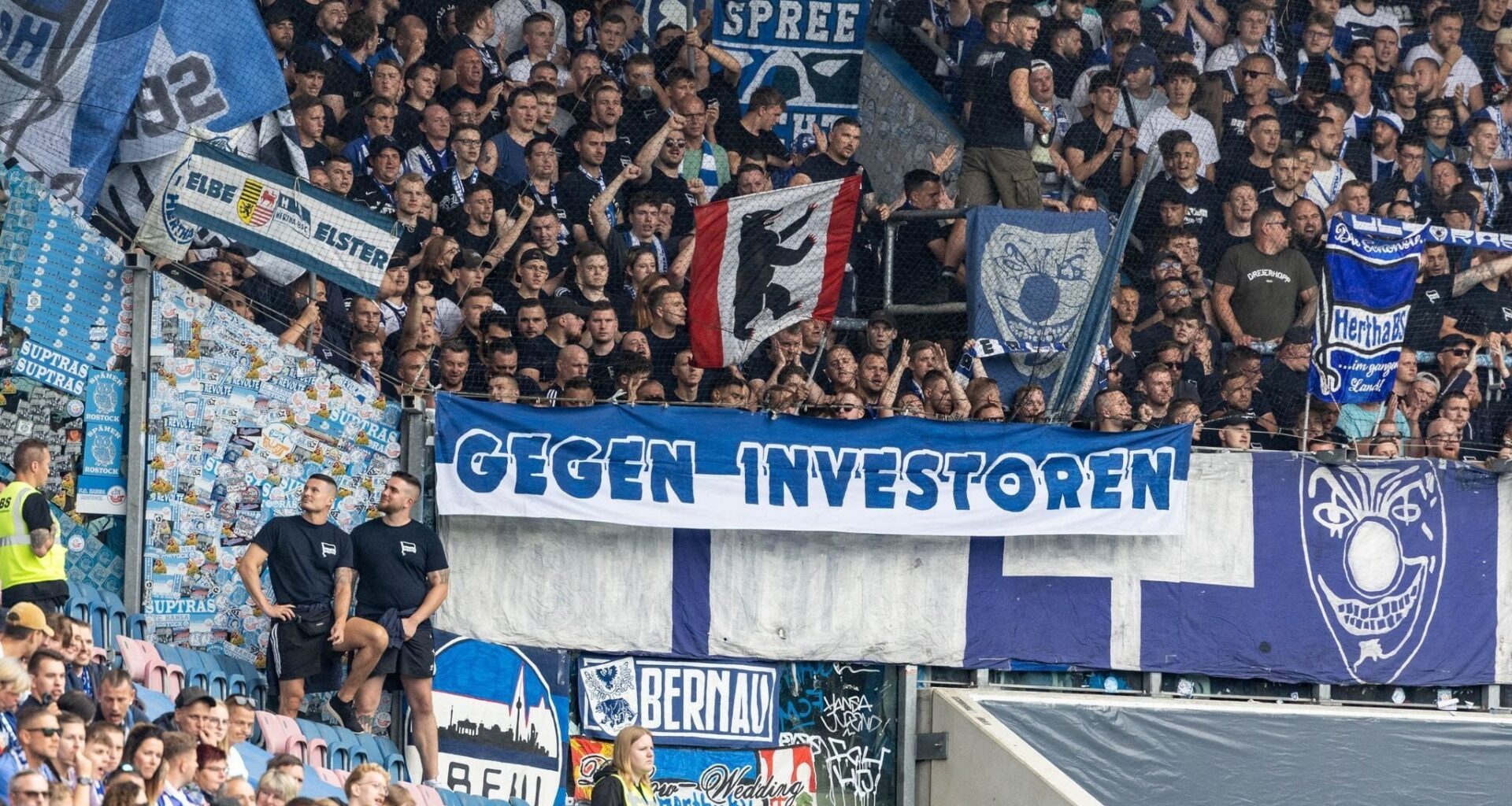 Hertha-Fans rufen volksverhetzende Parolen im Zug nach Rostock