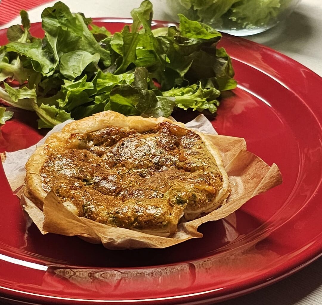 Traditional Swiss Chääschüechli (IPA: ˈxɛːsˌxyəxli) from scratch ― lit.: little cheese tarts (instructions in the gallery's captions from right to left)