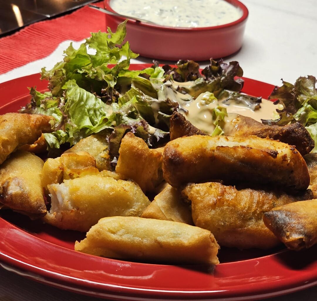 Chnusperli (breaded strips of perch fillet) and small spring rolls, both fried in the hot-air fryer, served with a homemade dip and Batavia lettuce