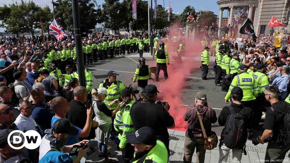 UK: Riots continue for a fourth day in wake of stabbing – DW – 08/04/2024